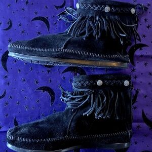 Never Worn Minnetonka Back Zip Fringe Moccasins – Black Suede (Women's Size 11)